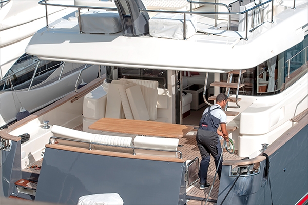 Agir RH CONSEIL recrute du personnel de bord pour yacht et voilier à Antibes et Côte d'Azur